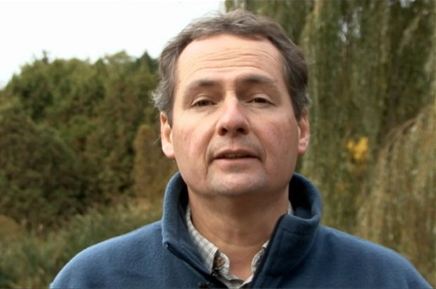 Photo de Claude Roy, animateur à la Maison de l'arbre, dans l'Arboretum du Jardin botanique de Montréal