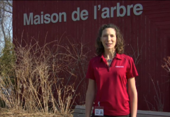 Photo de Catherine Allard, animatrice, devant la Maison de l'arbre