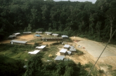 Photo du camp des chercheurs au milieu de la forêt équatoriale, au Gabon, en 1999