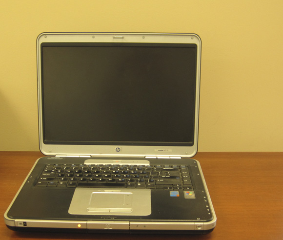 Photo d'un ordinateur portable, sur une table